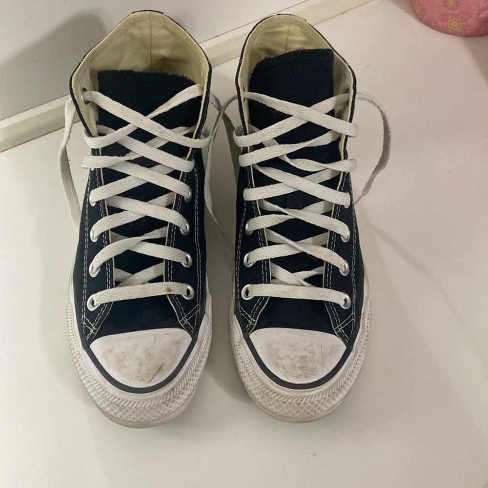 Woman’s 7.5 black high top Coverse